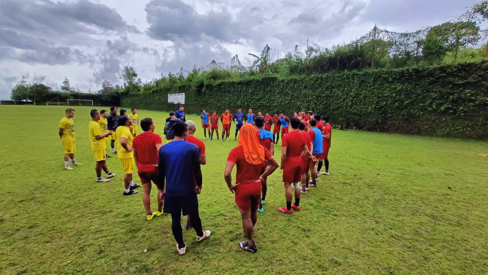 Javier Roca Langsung Beri Tugas ke Pemain Arema FC di Latihan Perdana, Abel Camara masih Absen
