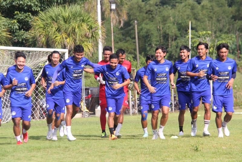 Pemain-Arema-FC-melakukan-pemanasan-dalam-sesi-latihan-perdana-usai-lebaran.jpg