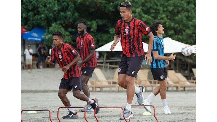 Pemain-Arema-FC-saat-menjalani-latihan-recovery-di-Pantai-Kuta-Bali-2.jpg