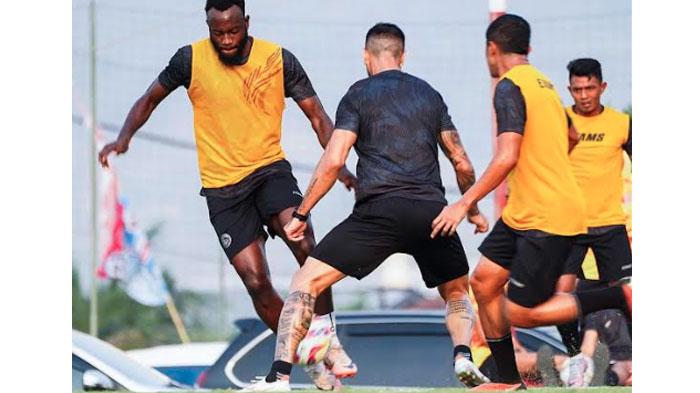 Pemain-Arema-FC-terus-mematangkan-persiapan-dengan-menjalani-latihan-di-Lapangan-ARG-Soccer-Field.jpg