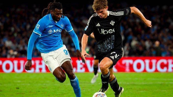 Pemain-Como-1907-Nico-Paz-menggiring-bola-saat-laga-melawan-Napoli-di-Liga-Italia.jpg