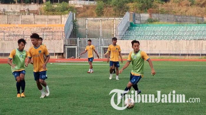 Pemain-Gresik-United-Samsul-Arif-Munip-saat-mengikuti-latihan-bersama-tim.jpg