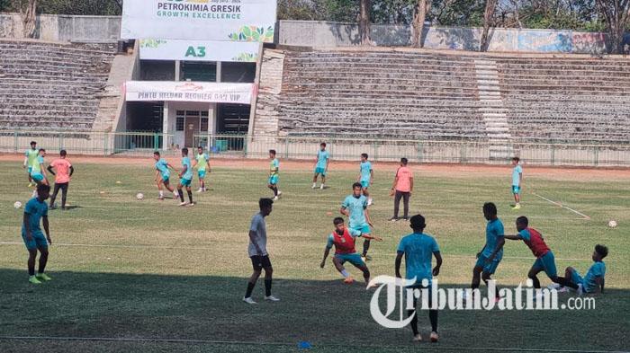 Pemain-Gresik-United-berlatih-di-Stadion-Petrokimia-Gresik.jpg