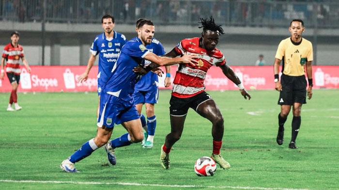 Pemain-Madura-United-Balotelli-berduel-dengan-pemain-Persib-Bandung-Madura-United-vs-Persib-Bandung.jpg