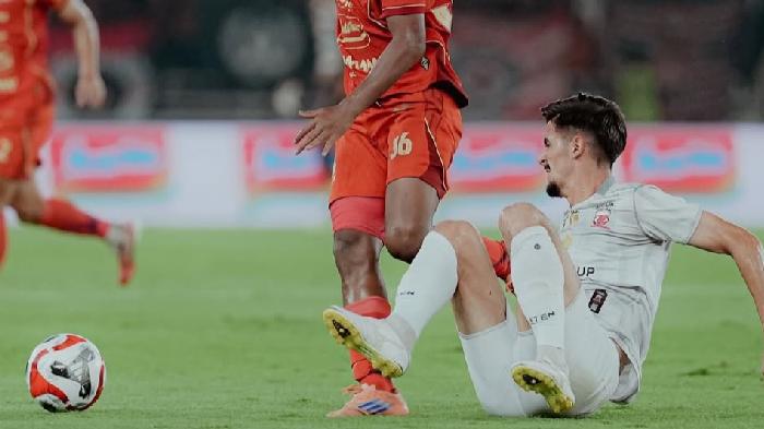 Pemain-Madura-United-Kerim-Palic-kaus-putih-berduel-perebutan-bola-dengan-pemain-Persija.jpg