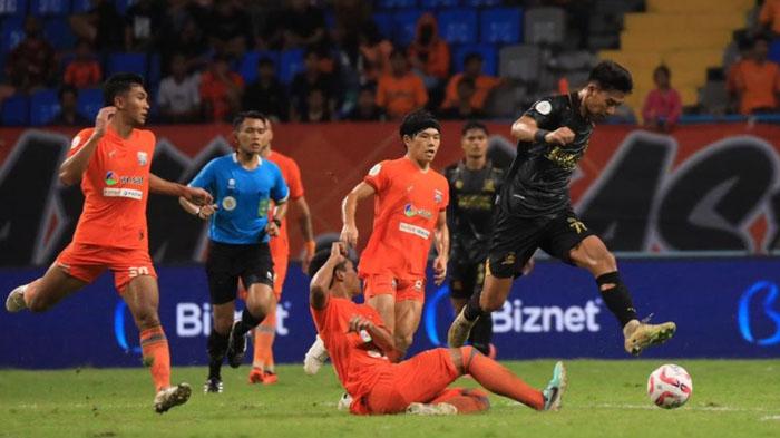 Pemain-Madura-United-Malik-Risaldi-dihalau-pemain-Borneo-FC-Borneo-FC-vs-Madura-United.jpg