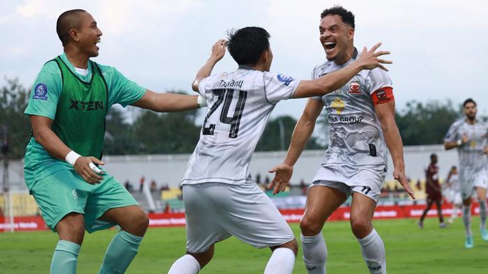 Pemain-Madura-United-Taufany-dan-Lulinha-melakukan-selebrasi-PSM-Makassar-vs-Madura-United.jpg