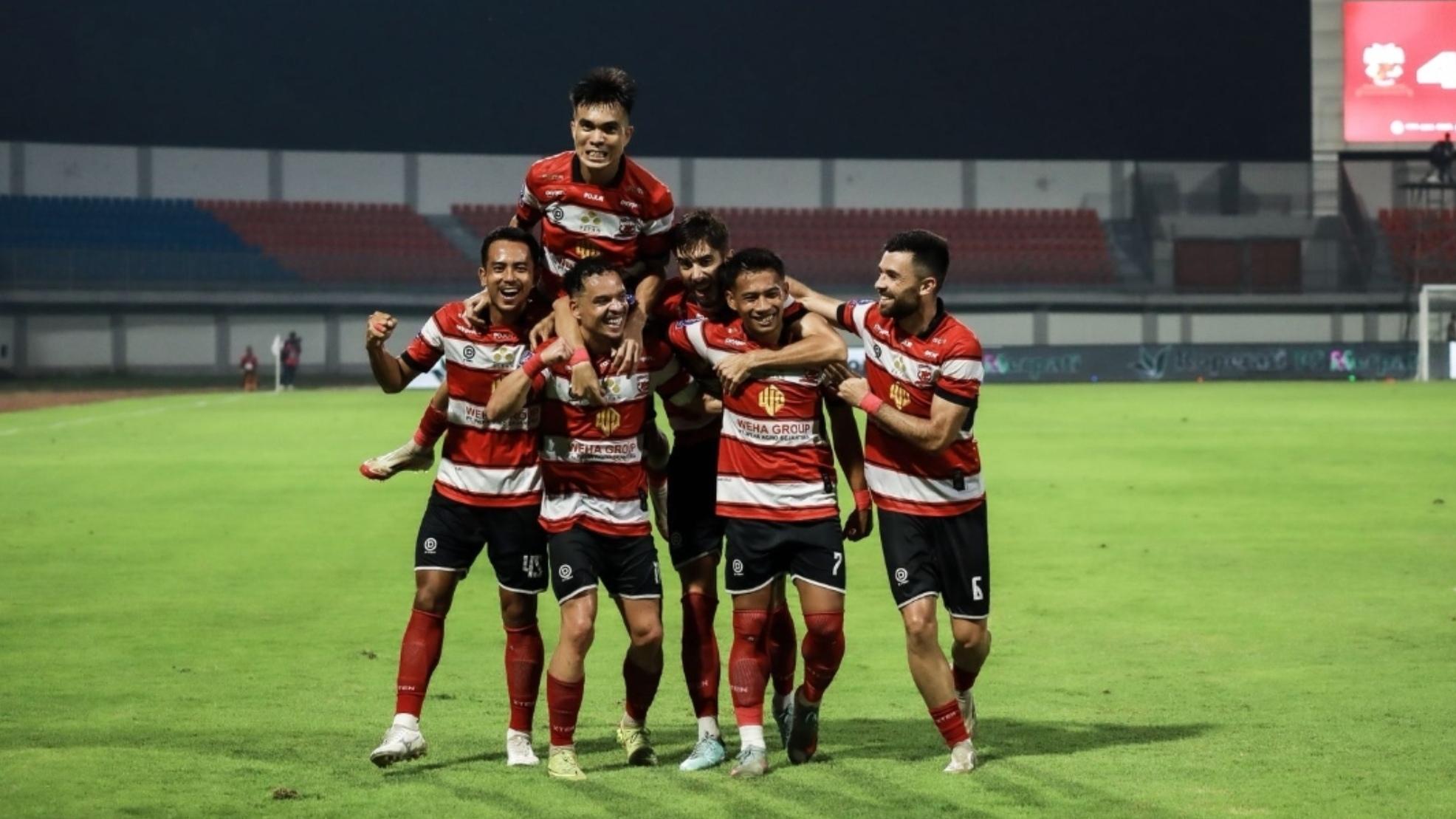 Pemain-Madura-United-melakukan-selebrasi-setelah-menjebol-gawang-Semen-Padang.jpg