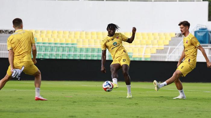 Pemain-Madura-United-menjalani-Official-Training-jelang-lawan-PSM-Makassar-2025.jpg