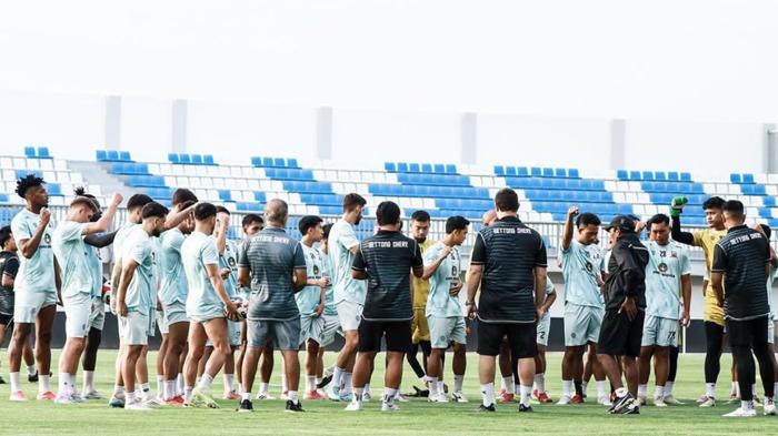 Pemain-Madura-United-menjalani-official-training-di-Stadion-Gelora-Madura-Ratu-Pamelingan-2025.jpg