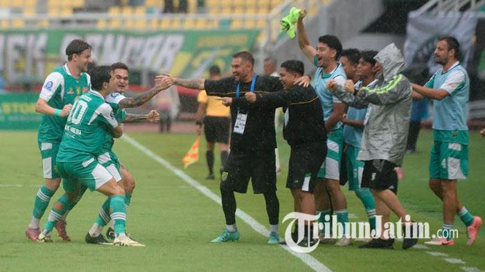 Pemain-Persebaya-Gali-Freitas-melakukan-selebrasi-Persebaya-vs-Malut-United.jpg