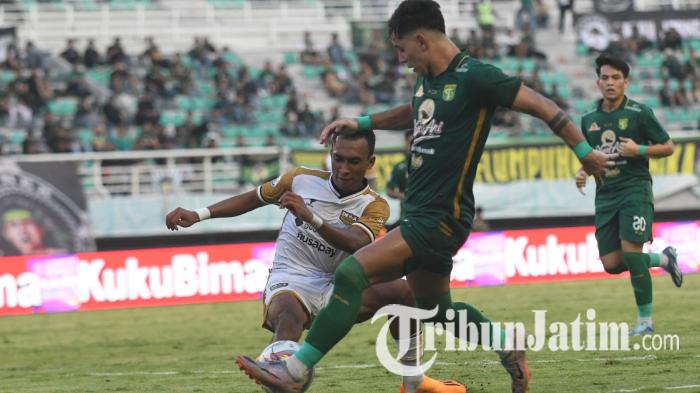 Pemain-Persebaya-Surabaya-Bruno-Moreira-pada-laga-Persebaya-vs-Dewa-United-di-gbt.jpg