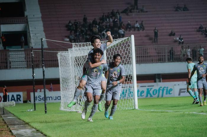 Pemain-Persebaya-Surabaya-M-Iqbal-saat-melakukan-selebrasi.jpg