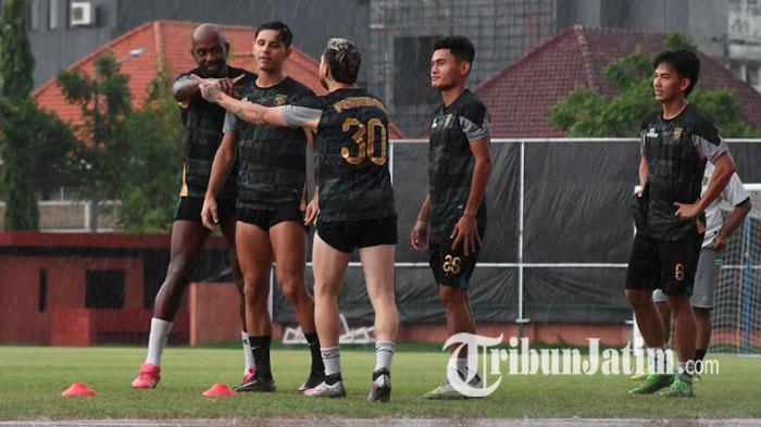 Punya 1001 Cara Cairkan Suasana, Paul Munster Wajibkan Pemain Persebaya yang Ulang Tahun Bernyanyi