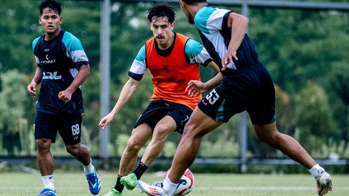 Pemain-Persebaya-menjalani-latihan-tim-jelang-menghadapi-Persis-Solo.jpg