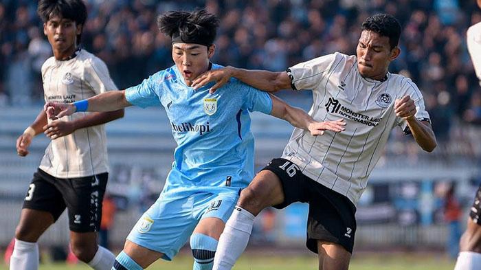 Pemain-Persela-Lamongan-berduel-dengan-pemain-Persipa-Pati-persela-vs-persipa-pati.jpg