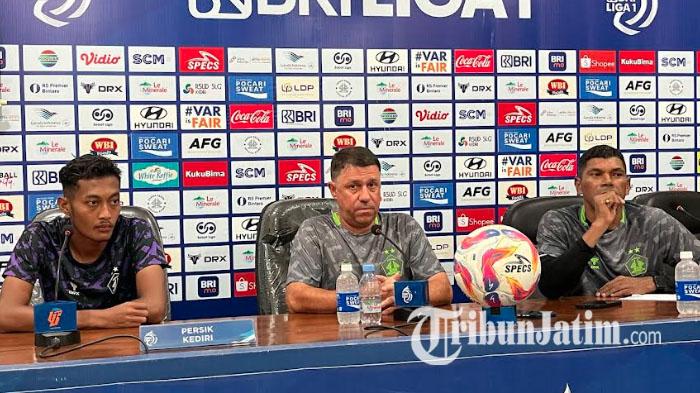 Pemain-Persik-Kediri-Rifqi-Ray-Farandi-dan-Marcelo-Rospide-saat-menghadiri-prematch-press-conference.jpg