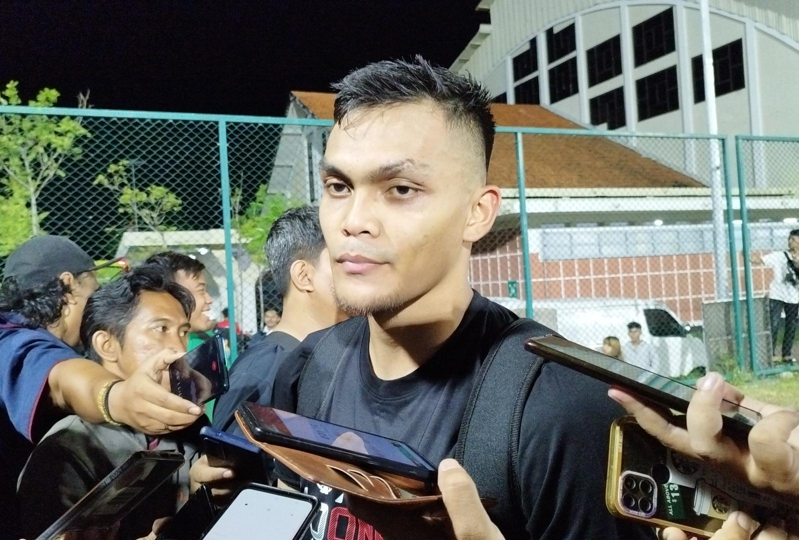Pemain-Timnas-Indonesia-Rachmat-Irianto-usai-latihan-di-Lapangan-Thor-Surabaya-Rabu-76.jpg
