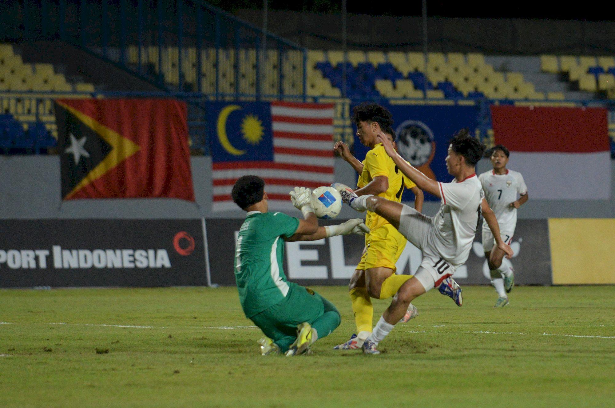 Pemain-Timnas-Indonesia-jersey-putih-saat-menghadapi-Timnas-Malaysia-pada.jpg