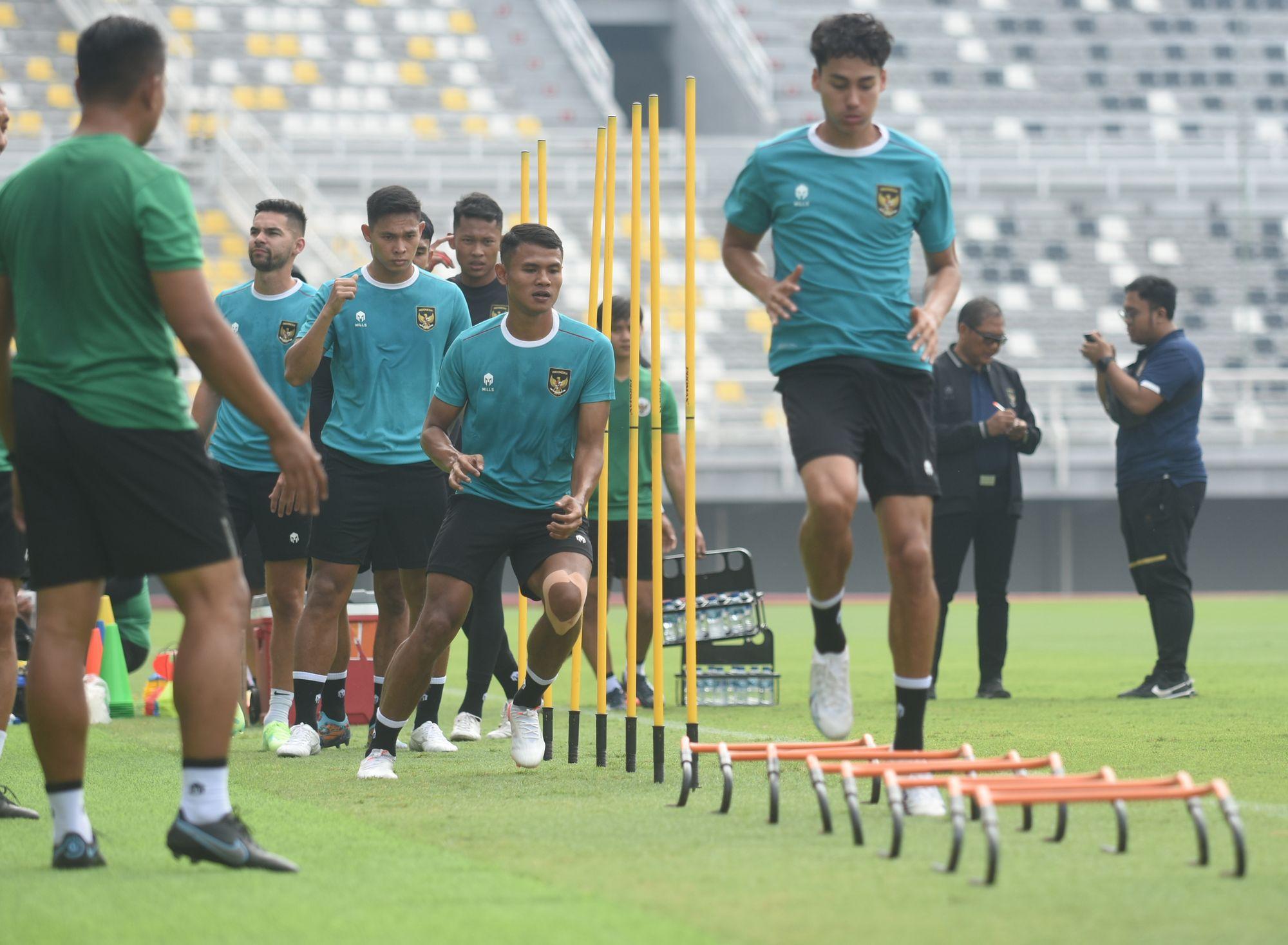 Pemain-Timnas-Indonesia-menjalani-latihan-di-Stadion-Gelora-Bung-Tomo-GBT.jpg