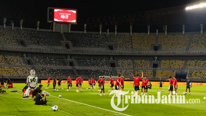 Pemain-Timnas-Indonesia-menjalani-sesi-official-training-di-Stadion-GBT-Surabaya-2025.jpg