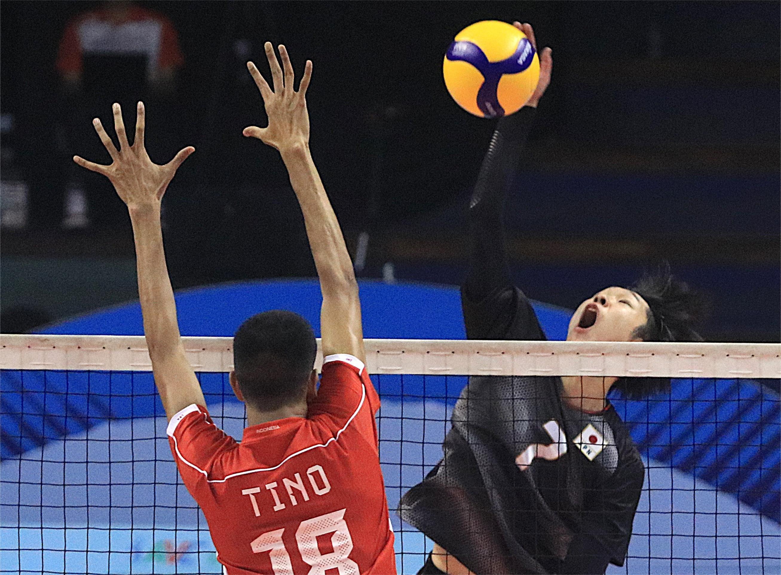 Pemain-Timnas-Voli-Indonesia-Tino-melakukan-block-dari-smash-pemain-Jepang.jpg