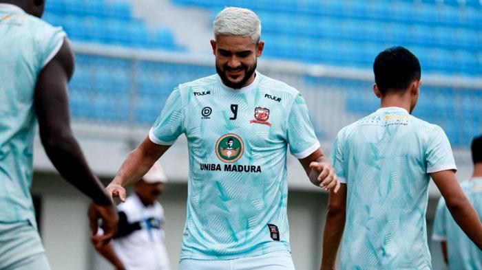 Pemain-baru-Madura-United-Junior-Brandao-mengikuti-sesi-latihan-tim-Madura-United-2025.jpg
