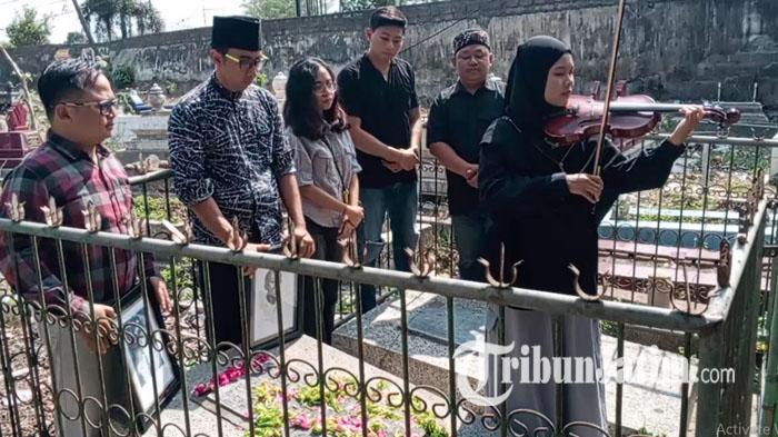 Peringati Hari Sumpah Pemuda, Komunitas di Tulungagung Nyekar ke Makam Guru WR Supratman