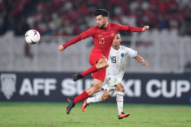 Pemain-timnas-Indonesia-Stefano-Lilipaly-kiri-menerima-operan.jpg