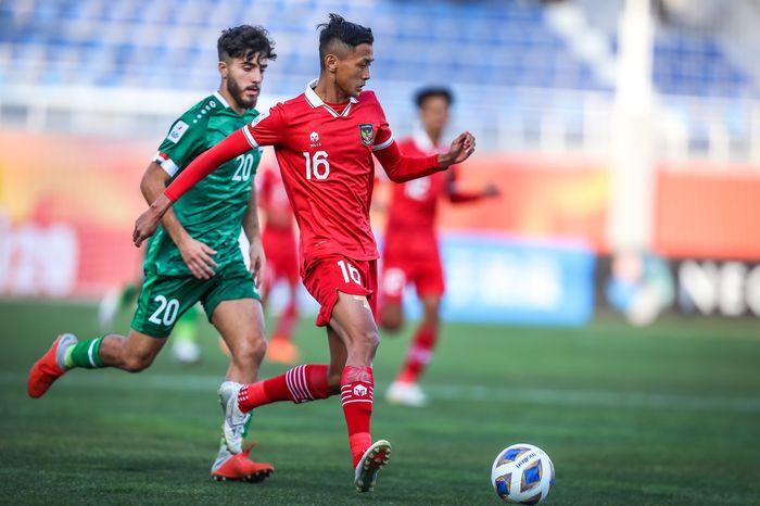 Pemain-timnas-Indonesia-U-20-Dony-Tri-Pamungkas-mendapat-pengawalan-pemain-Irak.jpg