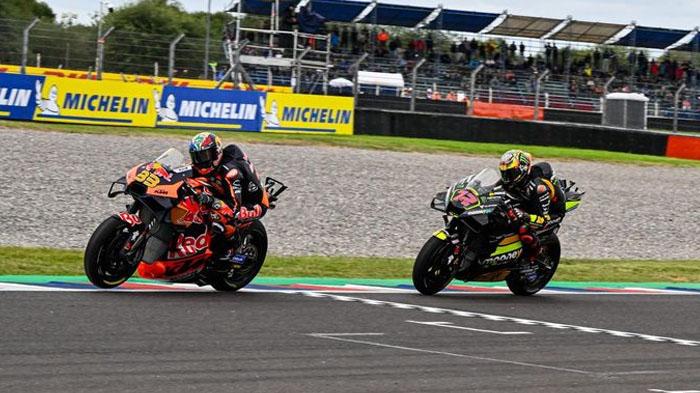 Pembalap-Mooney-VR46-Marco-Bezzecchi-dan-Brad-Binder-KTM-Red-Bull.jpg