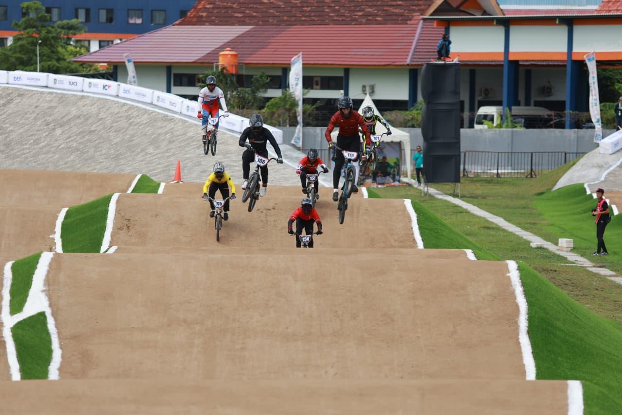 Pembalap-beradu-dalam-Banyuwangi-BMX-Supercross-2025-di-Sirkuit-BMX-Muncar.jpg