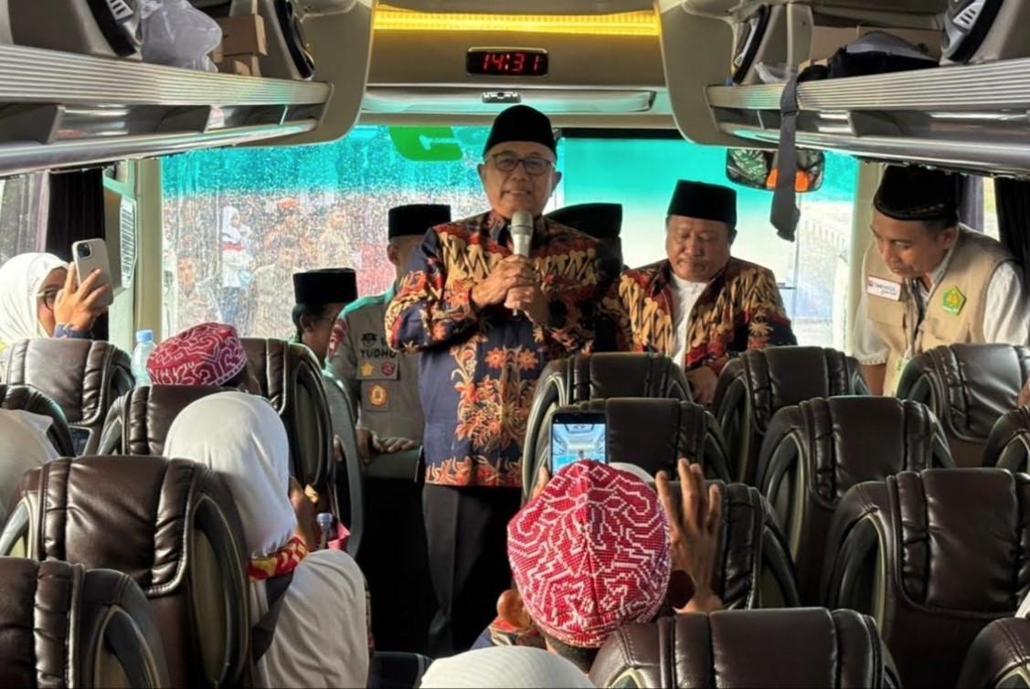 Pemberangkatan-jemaah-haji-di-Kantor-Bupati-Blitar-Kanigoro.jpg
