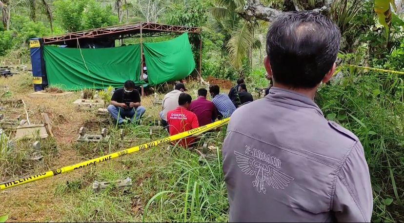 Pembongkaran-makam-remaja-di-Pacitan-yang-diduga-diracun.jpg