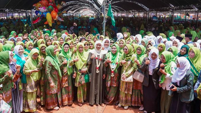 Hasil 2 Survei: Suara NU Sangat Solid ke Khofifah-Emil, Risma-Gus Hans Kalah Jauh