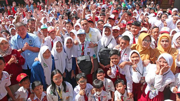 Pemkot-Surabaya-menggelontorkan-bantuan-berupa-seragam-gratis.jpg