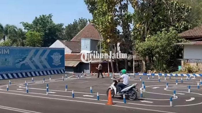 Pemohon-SIM-saat-mengikuti-ujian-praktik-SIM-C-di-Polres-Batu.jpg
