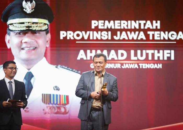 Pemprov-Jateng-menerima-penghargaan-Pioneer-of-Economic-Empowerment-Ahmad-Luthfi.jpg
