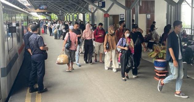 H+8 lebaran, Sebanyak 16.989 Orang Tiba di Surabaya Melalui Stasiun Gubeng dan Pasar Turi