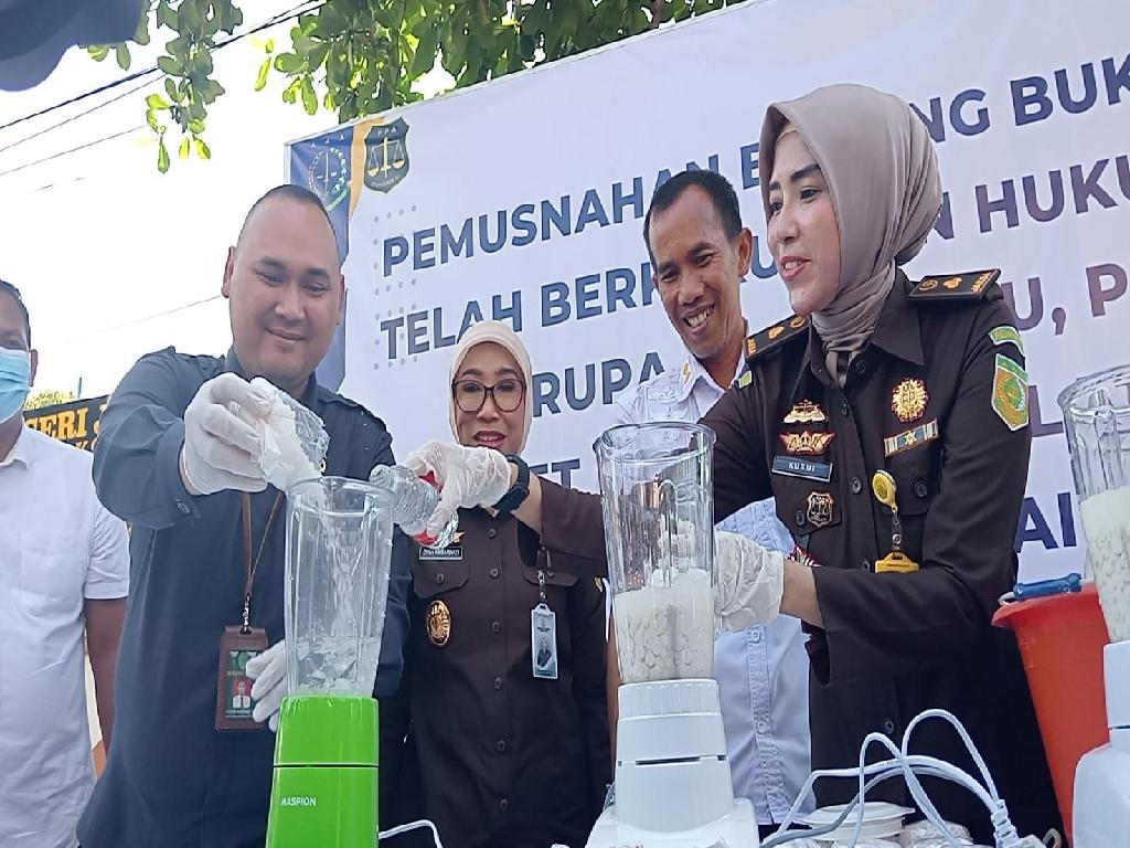 Musnahkan 54 Ribu Pil Dobel L, Kejari Jombang Hancurkan Barang Bukti dari 48 Perkara Sudah Inkracht