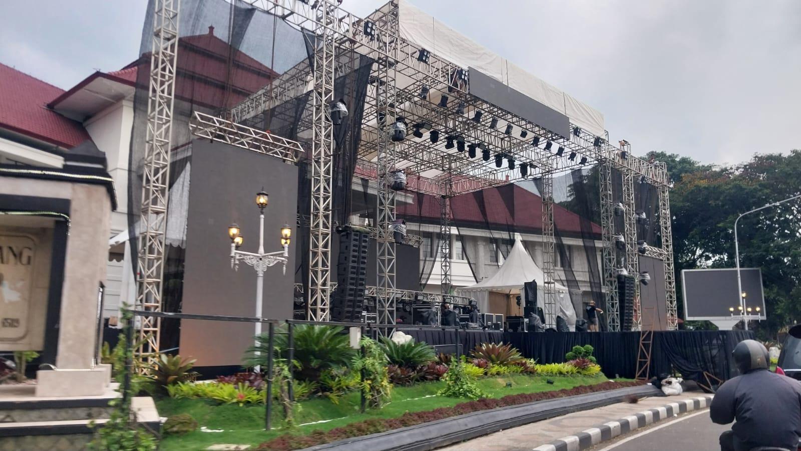 Penataan-panggung-pesta-rakyat-tahun-baru-nampak-telah-didirikan-di-Balai-Kota-Malang.jpg