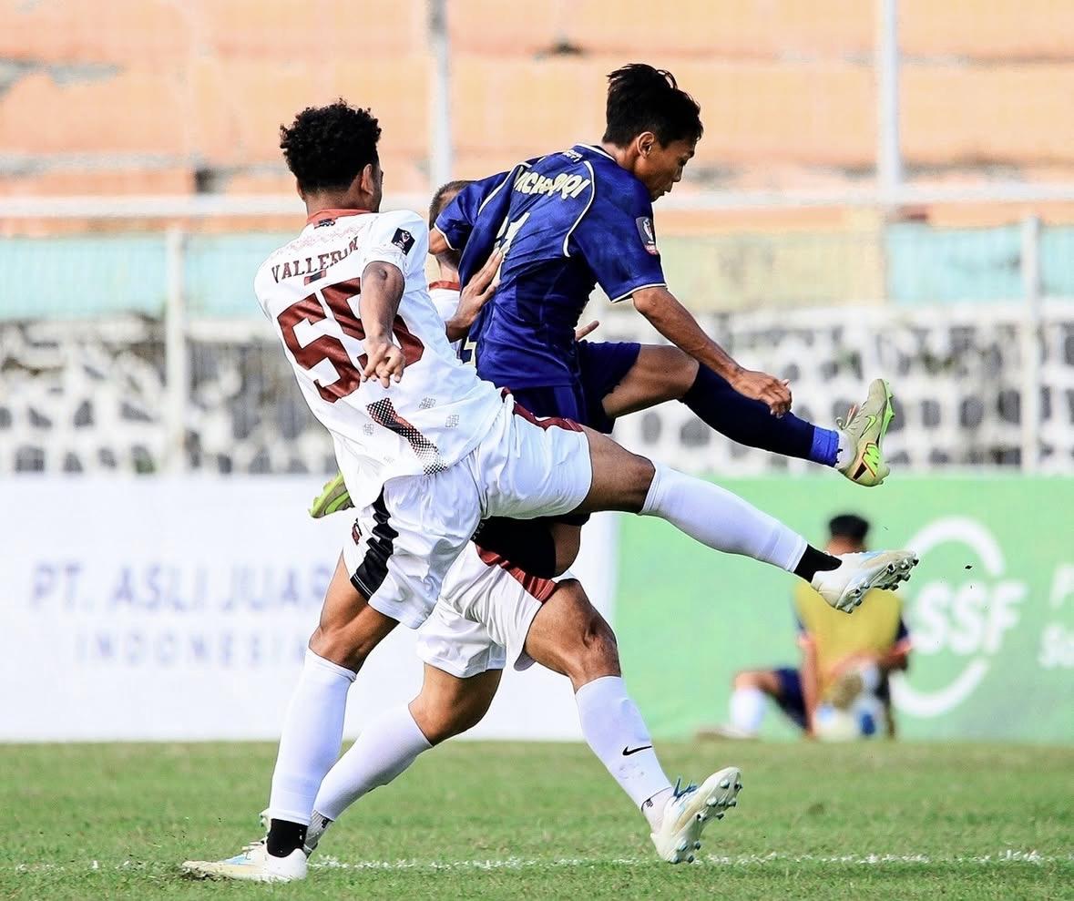 Pencetak-gol-terakhir-Pasuruan-United-Nur-Chaqiqi-kaos-biru.jpg