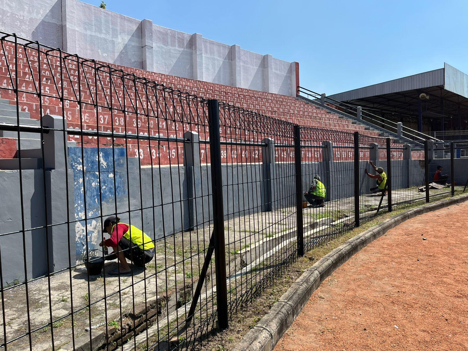 Pengecatan-Stadion-Brawijaya-Kediri-Resmi-Dimulai.jpg
