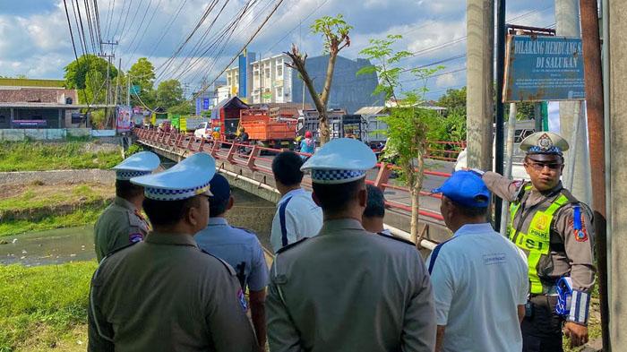 Satlantas Polres Lumajang Minta Pengalihan Arus Lalu Lintas Lewat Jembatan Gladak Abang Ditangguhkan