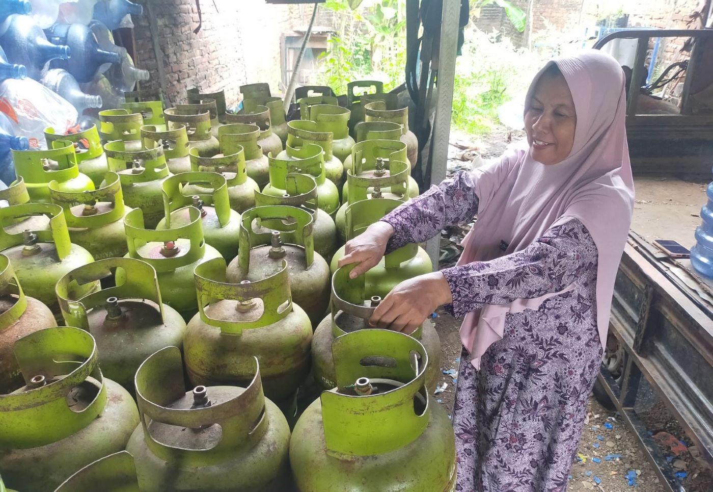 Pengelola-pangkalan-LPG-3-kg-di-Rungkut-Surabaya-Zulaikah-memastikan-stok-LPG-3-kg-aman.jpg