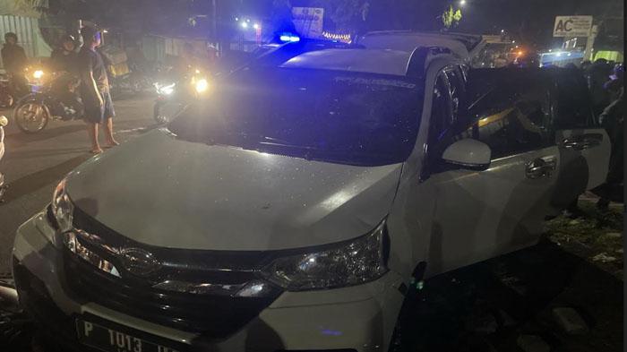 Pengendara-Mobil-Xenia-menabrak-Kendaraan-Polisi-di-Jember.jpg