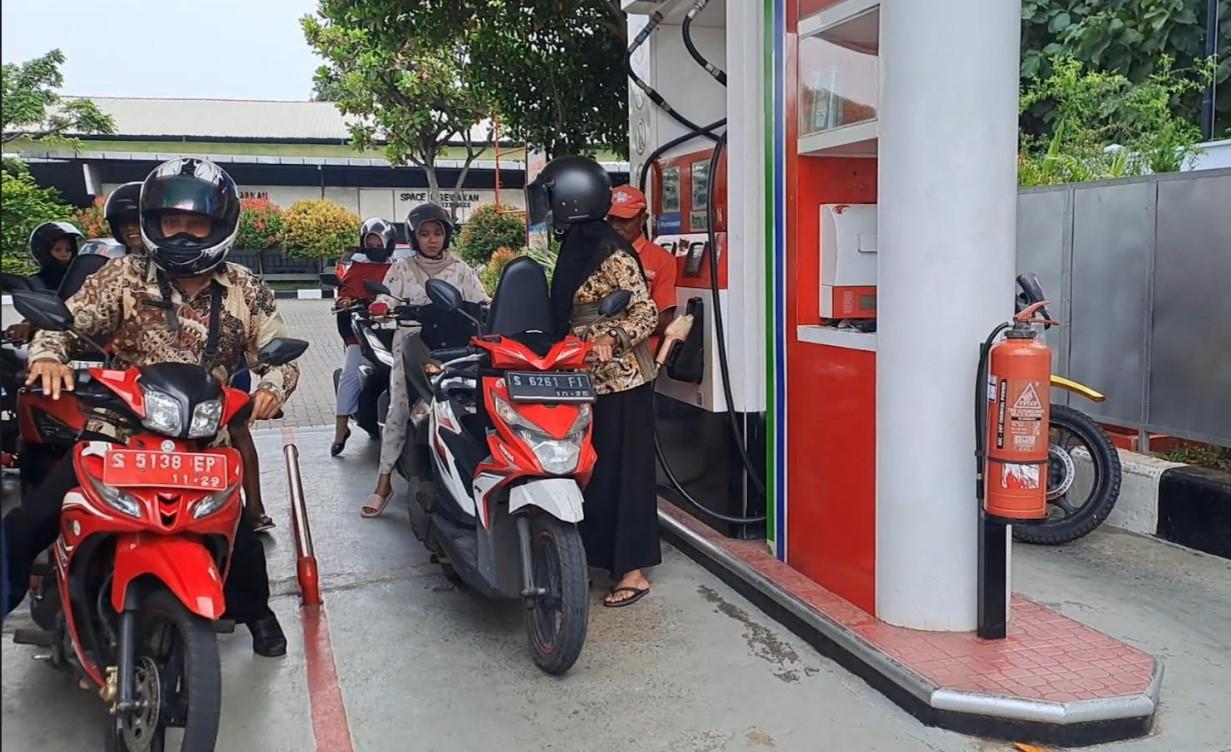 Pengendara-motor-mengisi-bahan-bakar-di-salah-satu-SPBU.jpg