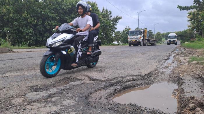 Pengendara-sepeda-motor-melintas-di-Jalan-Ring-Road-Tuban-yang-dipenuhi-lubang.jpg