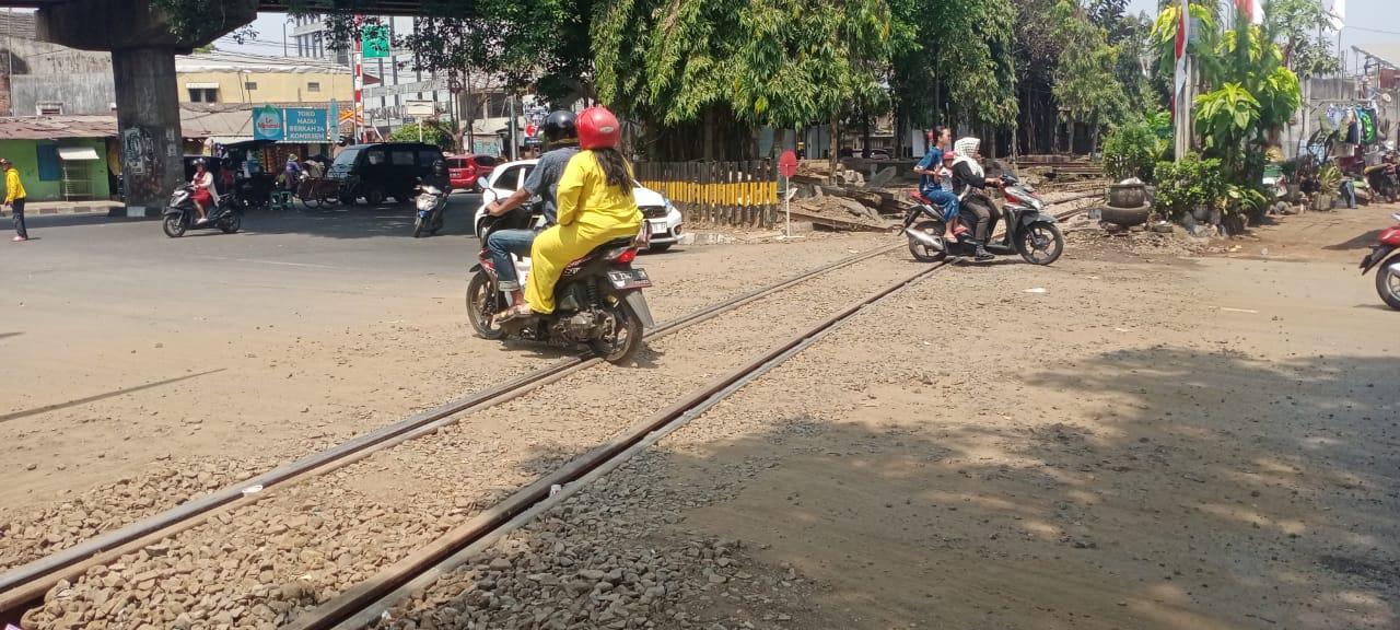 Tingkatkan Keselamatan, KAI Daop 8 Surabaya Ganti Bantalan Rel Kereta di Kota Malang