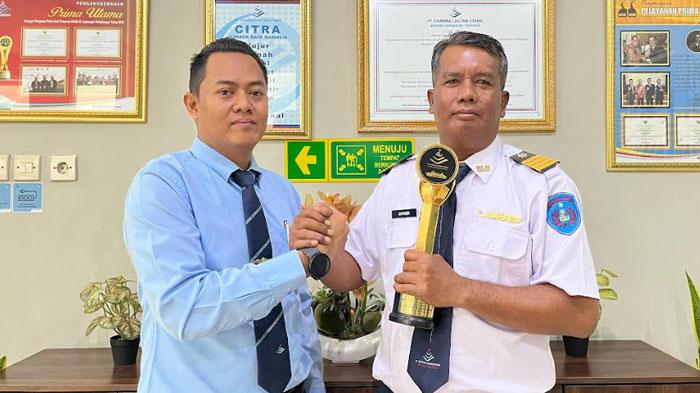 Penghargaan-diberikan-kepada-Kru-Kapal-Dharma-Ferry-1.jpg